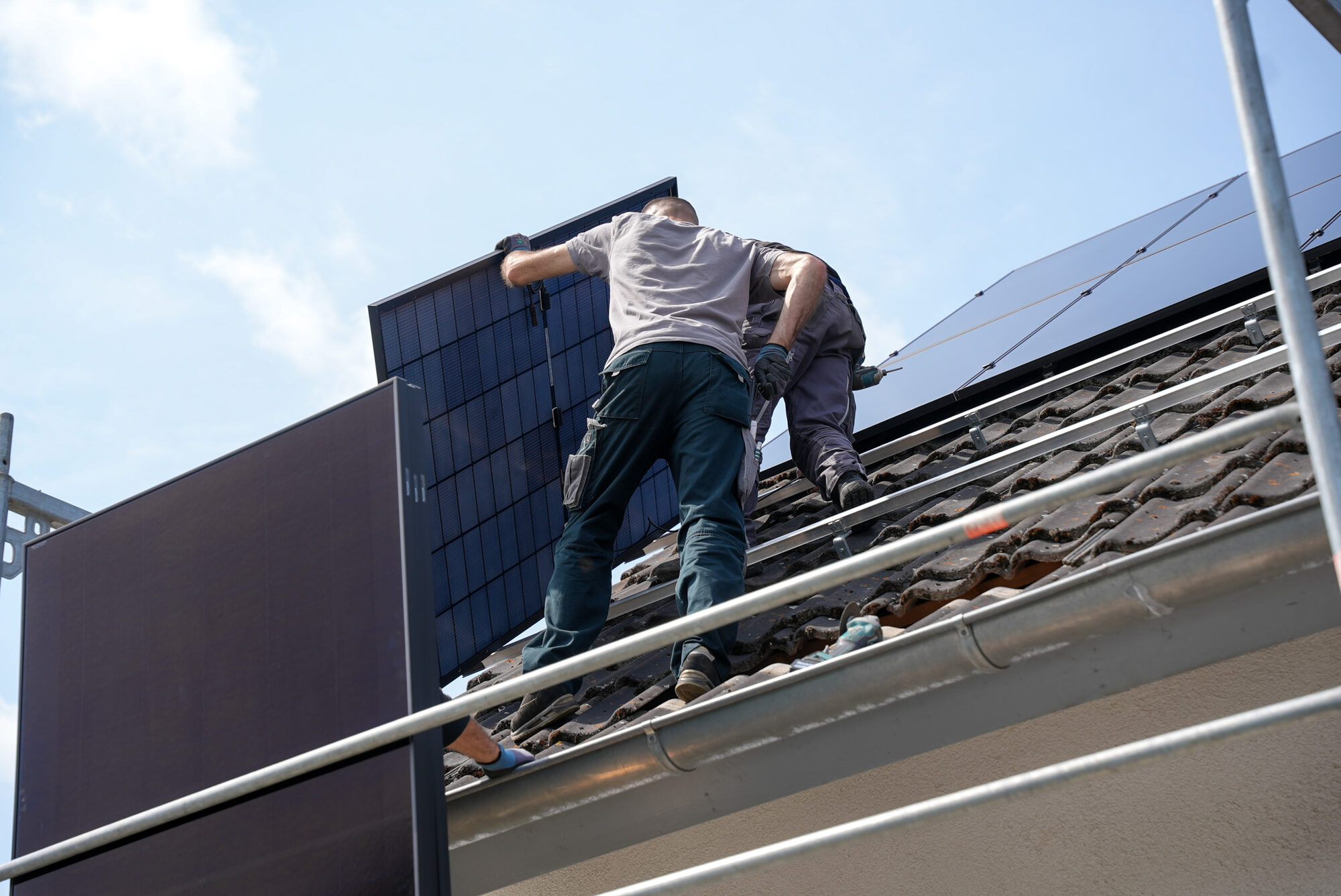 Montageteam von Photovoltaik Nord installiert Solarmodule auf einem Wohnhausdach in Norddeutschland