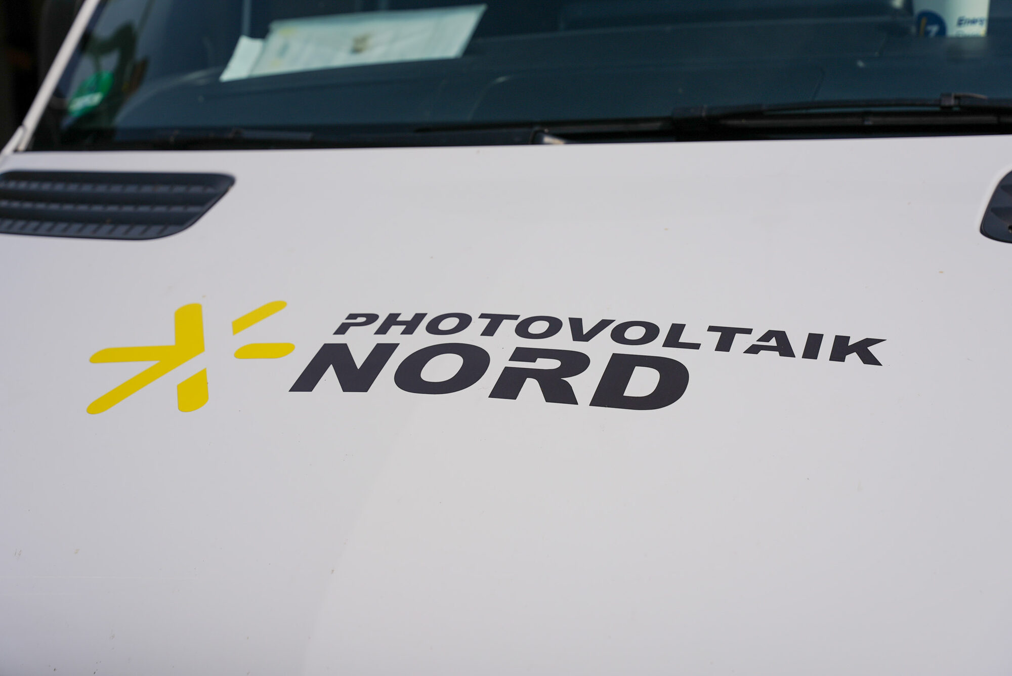 Firmenwagen mit Photovoltaik-Nord-Logo – regional aktiv zwischen Heidekreis und Hamburg