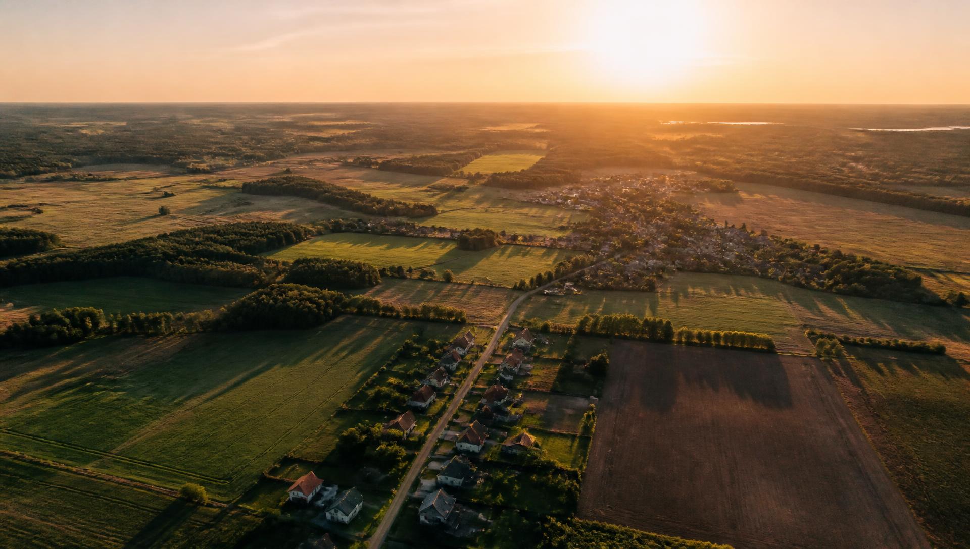 Weite Landschaft der Lüneburger Heide im Einsatzgebiet von Photovoltaik Nord